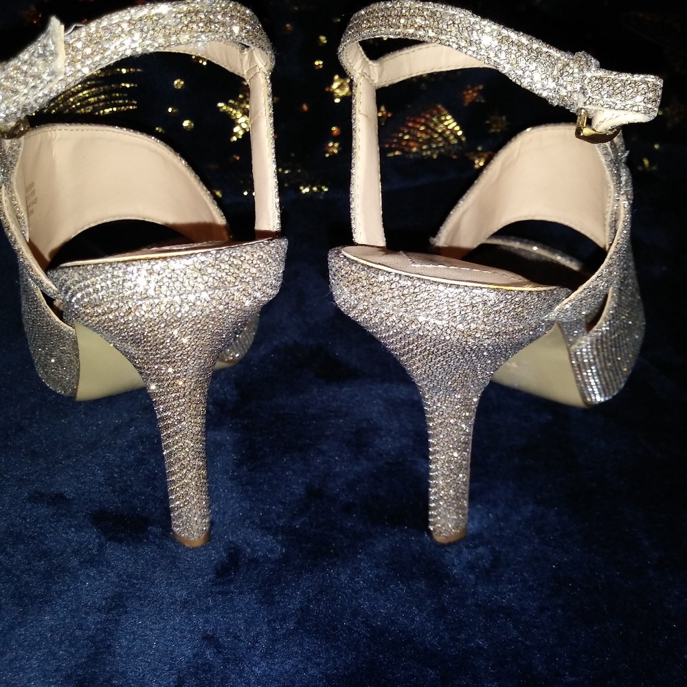 GUESS Heels - Picture 4 of 5